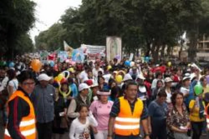 En marcha unos 30 000 peruanos dicen sí a la vida y no al aborto
