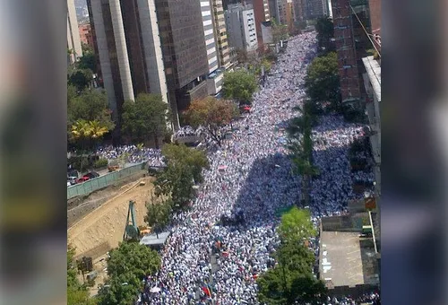 La multitudinaria marcha de protesta hoy en Caracas (Foto: Twitter / @DolarToday)?w=200&h=150