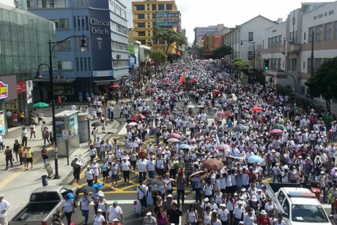 300 mil marcharon por la vida en Costa Rica