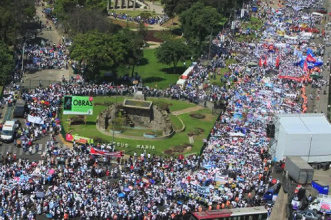 Más de 100 mil marchan por la vida y contra el aborto en Perú