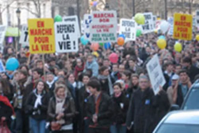 París congrega a 40 mil defensores de la vida en marcha por no nacidos