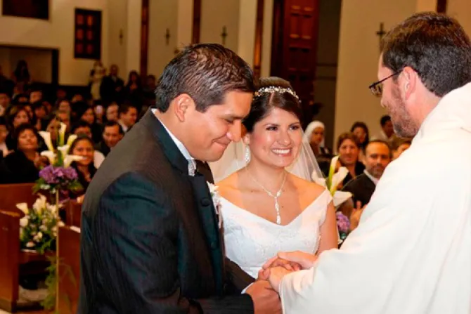 Más personas ven el matrimonio como institución religiosa, revela estudio en EEUU