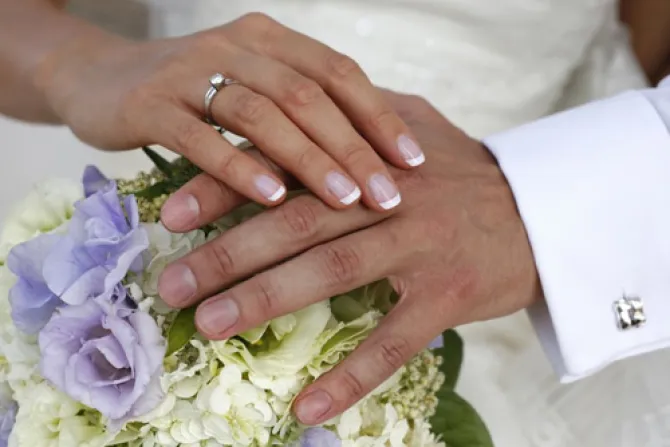 Autoridad vaticana pide rescatar valor y el sentido del “sí para siempre” de los esposos