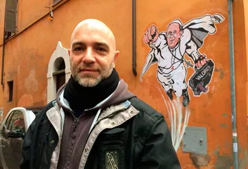 Mauro Pallotta y el grafiti del Papa (Foto ACI Prensa)