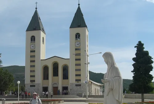 Estatua de la Reina de la Paz y la Iglesia de Medjugorje. Foto: Ante Perkovic (CC BY-SA 3.0)