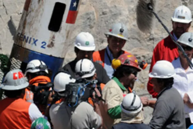 Rector de Santuario chileno: Rescate de mineros es acción conjunta de Dios y el hombre