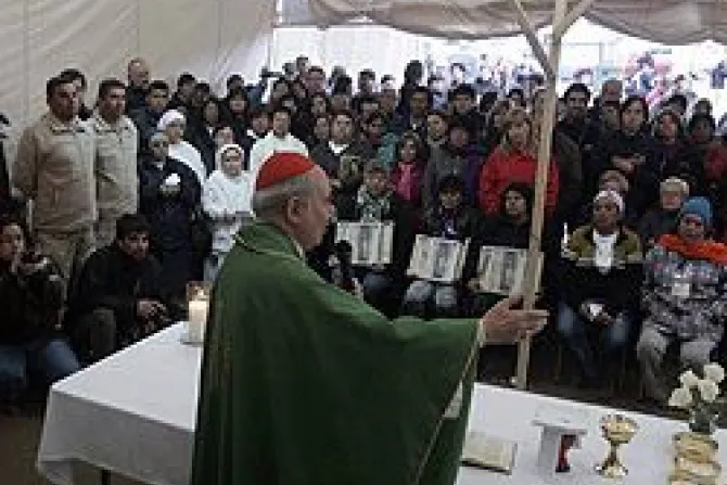 Mineros atrapados en Chile reciben rosarios bendecidos por Benedicto XVI