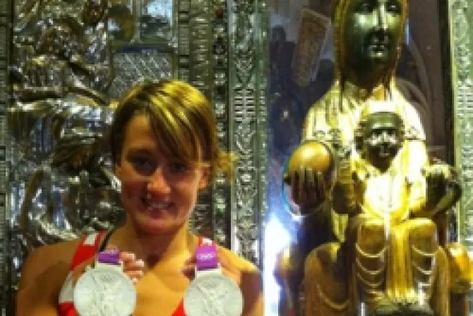Nadadora ofrece a la Virgen sus medallas de plata de Londres 2012