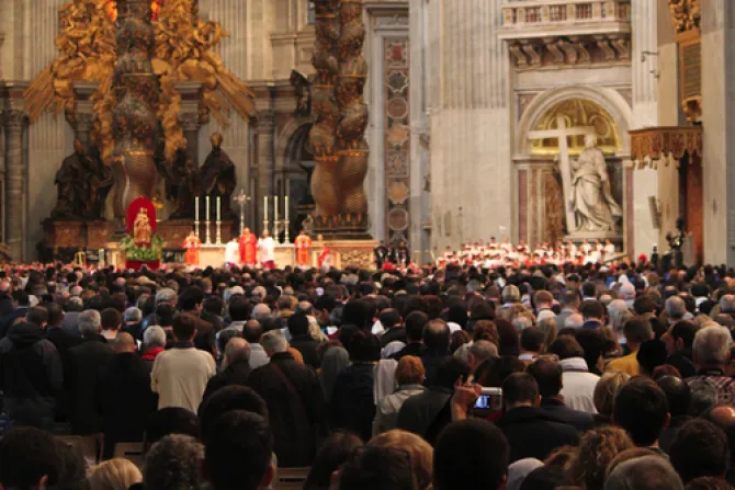Miles de católicos acompañan a cardenales en Misa que inició Cónclave