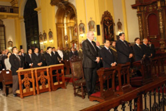 Peruanos rezan por víctimas de tragedia en Japón