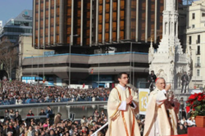 Cardenal Rouco: Familias son signo e instrumento de la esperanza