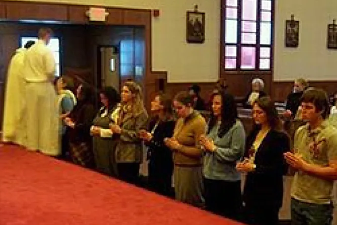 Arrodillarse en Misa ayuda a vencer idolatría, explica experto en liturgia