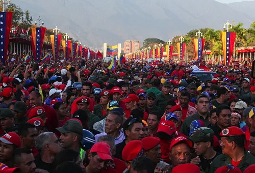 Una multitud despide a Hugo Chávez en Caracas (foto Flickr Hugo Chávez)?w=200&h=150