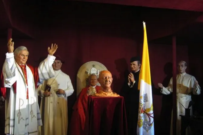 Museo de Cera de Madrid presenta el busto de arcilla del Papa Francisco