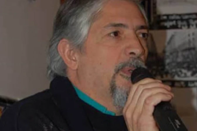 Sacerdote que apoya uniones gay en Argentina está suspendido