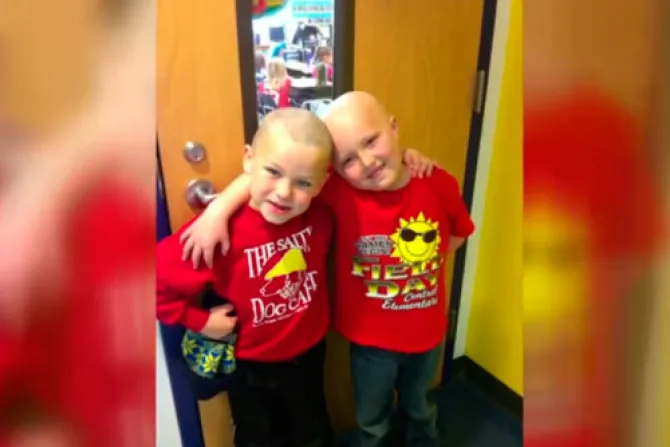 [VIDEO] Niño de 7 años se rapa para que su mejor amigo con cáncer no se sienta extraño