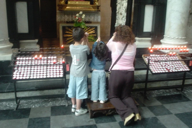 Llanto no es excusa para no llevar a hijos pequeños a Misa, explica sacerdote