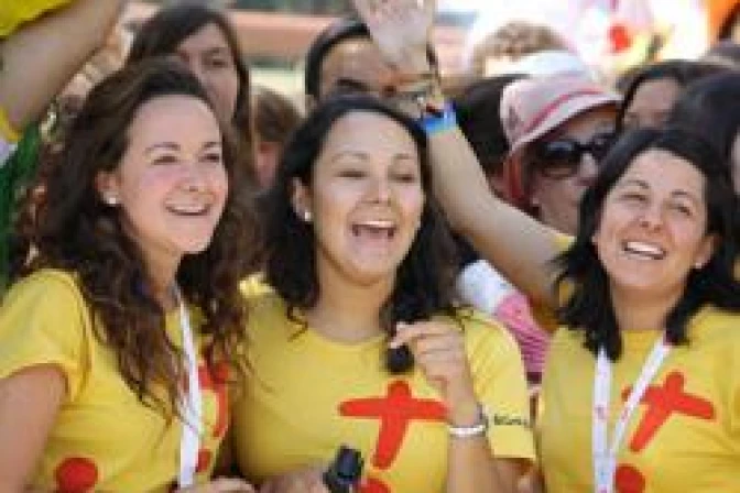 Peregrinos dan las buenas noches al Papa con música en Nunciatura