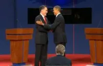 Barack Obama y Mitt Romney antes de iniciar el debate (imagen captura de Youtube)