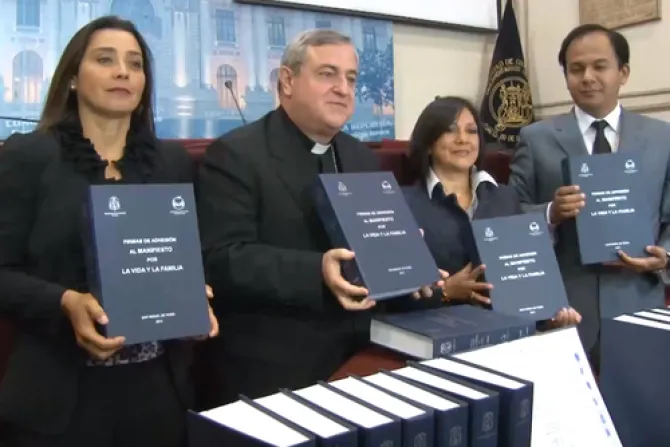 VIDEO: Obispo presenta más de 60 mil firmas en contra del aborto en Perú