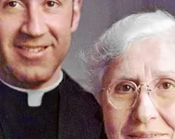 Mons. Víctor Galeone junto a su madre que lo salvó del aborto (foto La Razón)