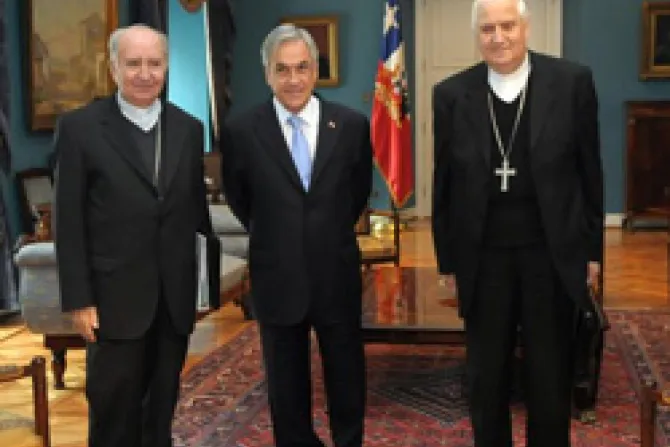 Reconstrucción e "indulto bicentenario" en visita de Obispos a Presidente de Chile