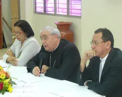 Mons. José Luis Lacunza (al centro) foto CEP?w=200&h=150