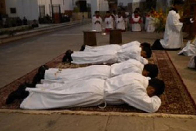 Obispo peruano ordenará 5 sacerdotes y 3 diáconos en fiesta de Virgen de Lourdes