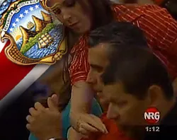 Deborah Formal coloca un trozo de la Hostia consagrada en el bolsillo de la camisa de Otto Guevara (foto Noticia Repretel)?w=200&h=150