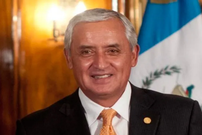 Invitan a presidente de Guatemala a recibir premio por defensa de vida y familia