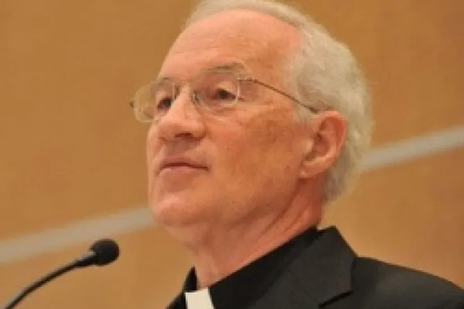Cardenal enviado del Papa a Irlanda dialoga y reza con víctimas de abusos