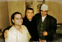 P. David Fernu00e1ndez y familia a la que lleva ayuda en Siria. Foto: SOS Cristianos en Siria del Instituto del Verbo Encarnado (IVE)