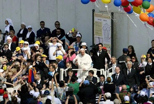 Es deber del cristiano involucrarse en política aunque sea "demasiado sucia", asegura el Papa