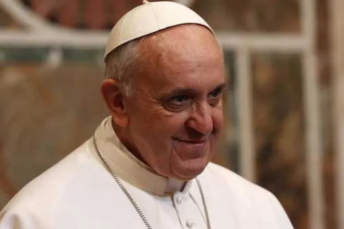 VIDEO: El Papa "sorprende" otra vez.. recoge bolso de anciana en silla de ruedas