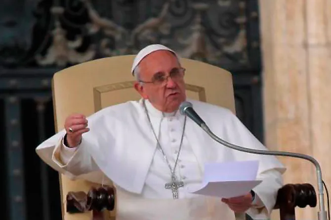 No bautizar hijos de madres solteras es "mentalidad enferma", alerta el Papa