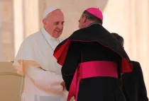 El Papa Francisco y Mons. Andrzej Jerzy Zglejszewski. Foto: ACI Prensa