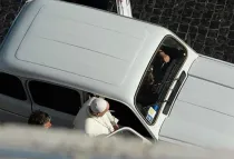 El Papa Francisco sube al auto que le obsequiaron (foto News.va)
