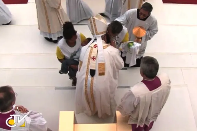VIDEO: Bebé con anencefalia es recibida por el Papa Francisco en Misa de la JMJ Rio 2013