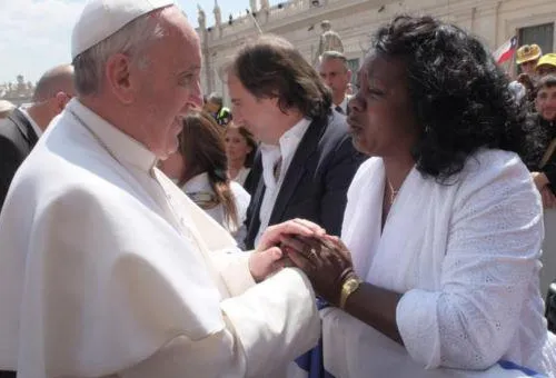 El Papa Francisco saluda a la dama de blanco cubana Berta Soler?w=200&h=150