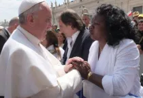 El Papa Francisco saluda a la dama de blanco cubana Berta Soler