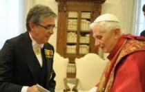 El nuevo embajador Cardona saluda al Papa (foto embajada de Colombia ante la Santa Sede)