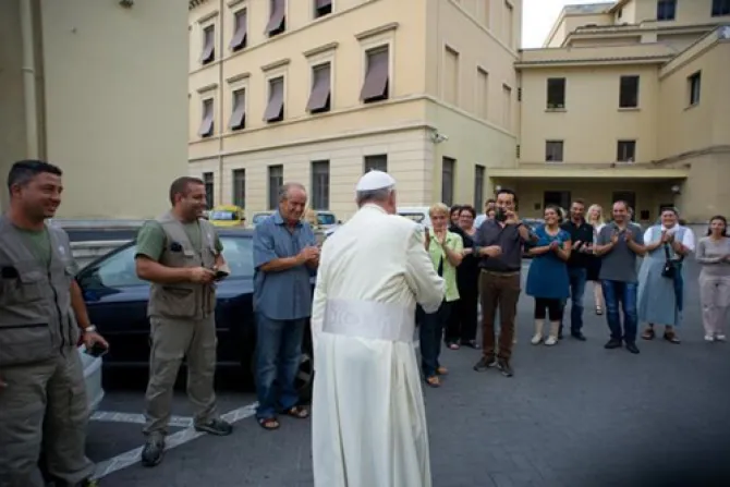 El Papa visita por sorpresa a carpinteros y obreros del Vaticano