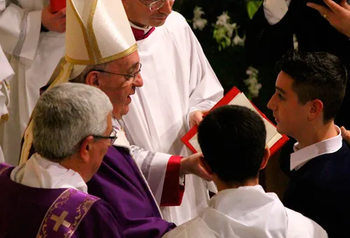 El Papa en la Confirmación en la iglesia San Cirilo en Roma (Foto ACI Prensa)?w=200&h=150