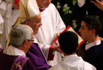 El Papa en la Confirmación en la iglesia San Cirilo en Roma (Foto ACI Prensa)