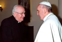 El Obispo electo Fernando Vérgez saluda al Papa (foto Legionarios de Cristo)