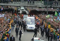 Papa Francisco recorre Río de Janeiro en el papamóvil. Foto: News.va