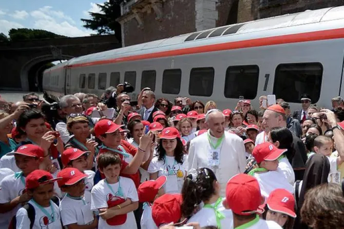 El Papa recibe a más 300 niños sin familia en la Estación de Ferrocarril del Vaticano