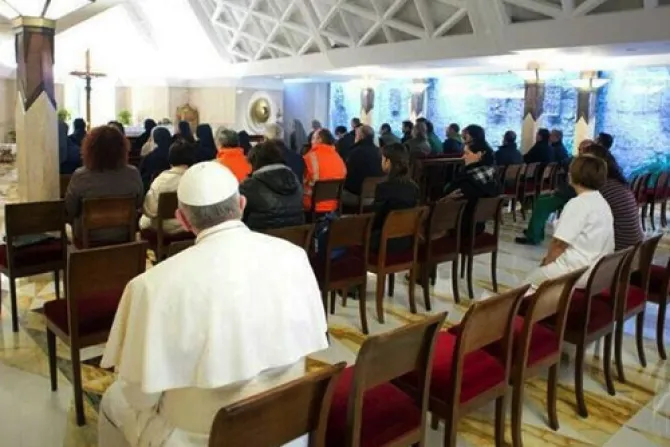 La foto del Papa Francisco como un fiel más en la capilla de Santa Marta