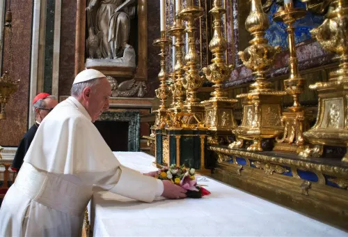 El Papa Francisco reza ante la Virgen en Santa María la Mayor