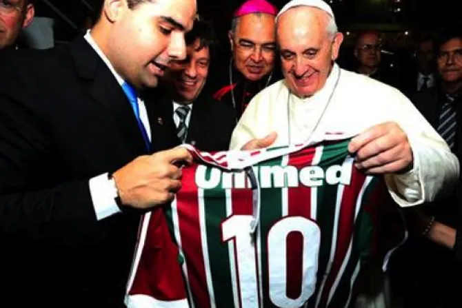 VIDEO: Papa Francisco recibió camiseta de Fluminense al llegar a Río